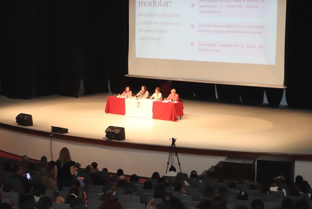 Comparten experiencias en integración curricular y praxis profesional en la UATx